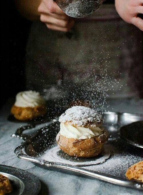 Pastel de nata espolvoreado con azúcar glas