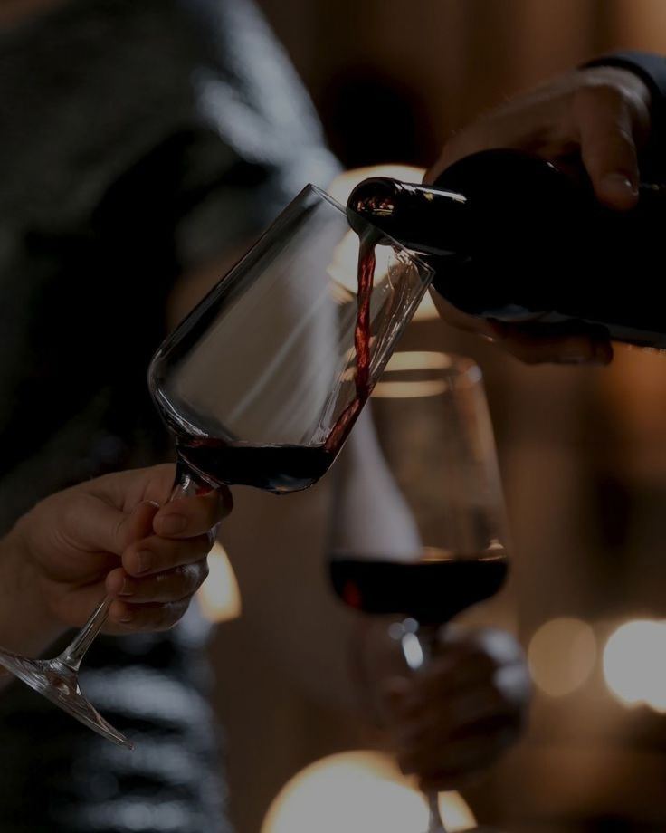 Copa de vino tinto sirviéndose